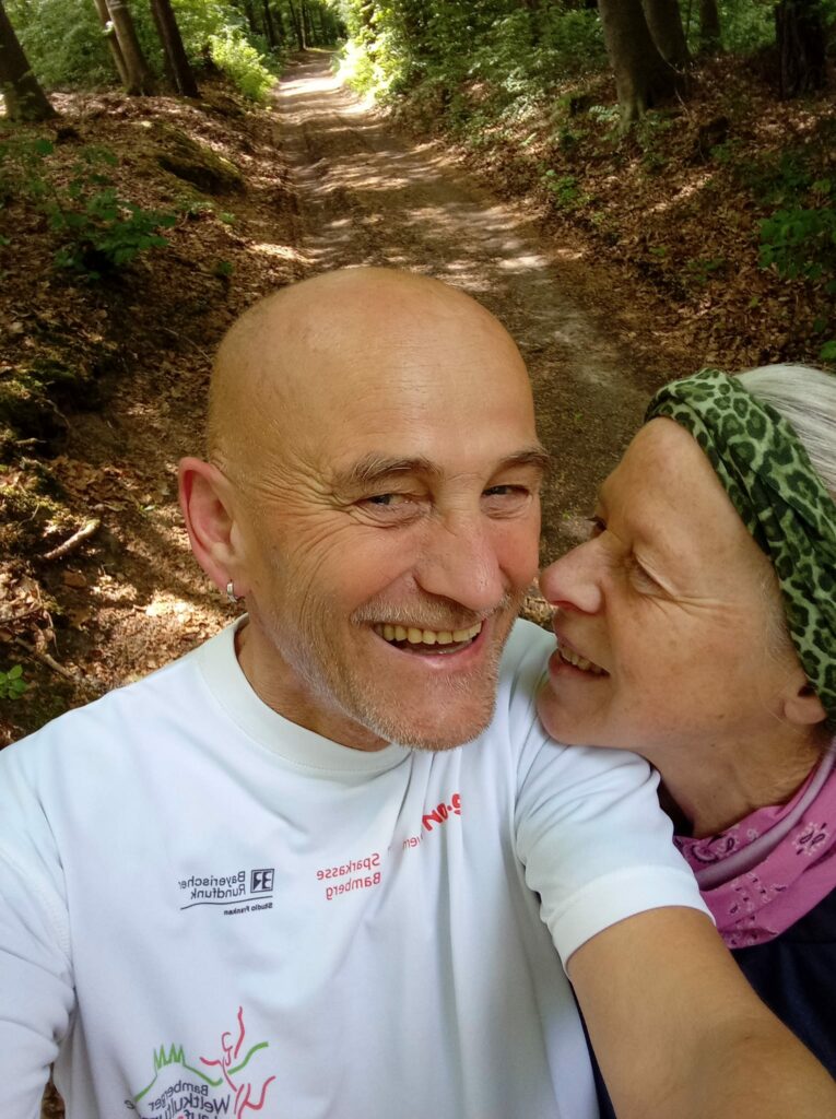 Bruno und Marika Heinlein im Wald beim Laufen
