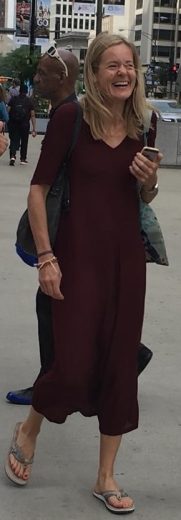 Helga Schartel in weinrotem langen Kleid, lachend in Chicago